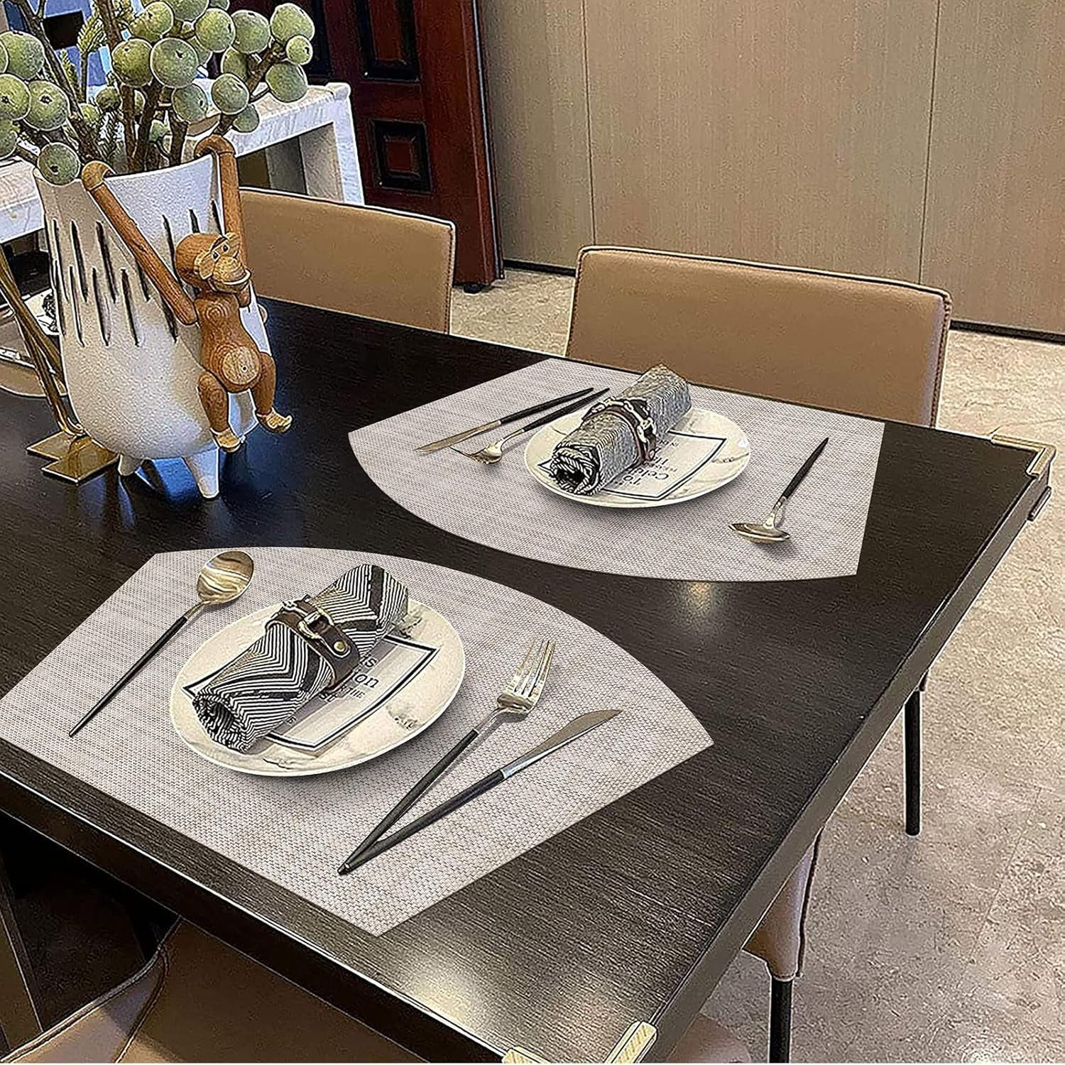 Round Table Placemats Set of 4 Wedge Shape Placemat Woven Vinyl Place Mats Heat Resistant Wipe Clean Dining Table Mats Home Table Decor (4, Tan)