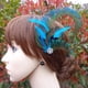 thumbnail image 5 of Pinza para el cabello con plumas de pavo real, ideal para bodas, damas de honor o como tocado de baile estilo años 20., 5 of 5
