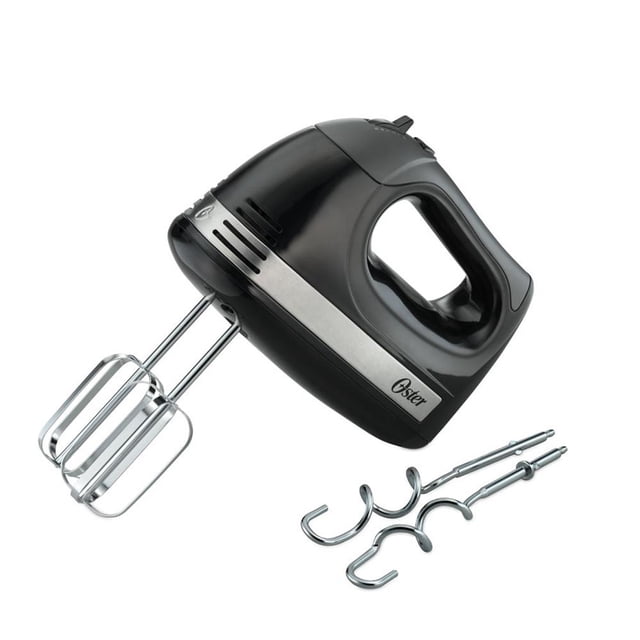 batidora oster 5 velocidades negra, vista 3/4 frontal con carcasa negra y franja metálica, incluye dos aspas para batir y dos ganchos para amasar de acero, control superior de 5 velocidades y botón turbo, fondo blanco; también suele usarse para preparar masas pequeñas y cremas.