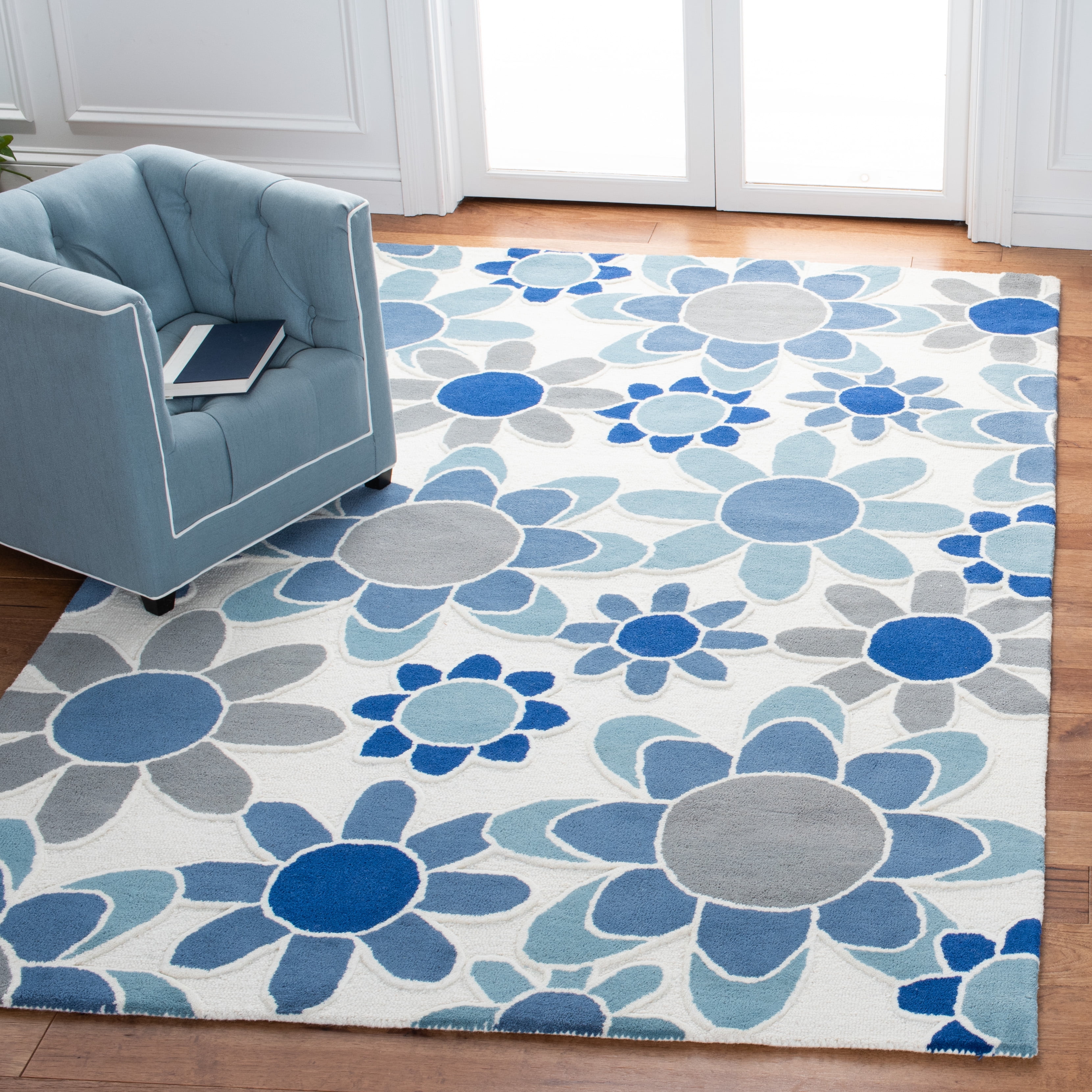 SAFAVIEH Kids Floral Flower Bursts Area Rug, Ivory/Blue, 5' x 5' Square