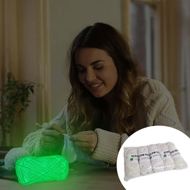 Hilo fluorescente para tejer y crochet | Paquete de 4 hilos de poliéster azul luminoso | 55 yardas cada uno | Lavable a máquina para manualidades, disfraces y proyectos nocturnos