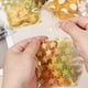 thumbnail image 4 of 100 piezas de bolsas transparentes para golosinas, 4" x 3" bolsas autoadhesivas para galletas con patrón de estrellas para empaquetar caramelos, dorado, 4 of 6