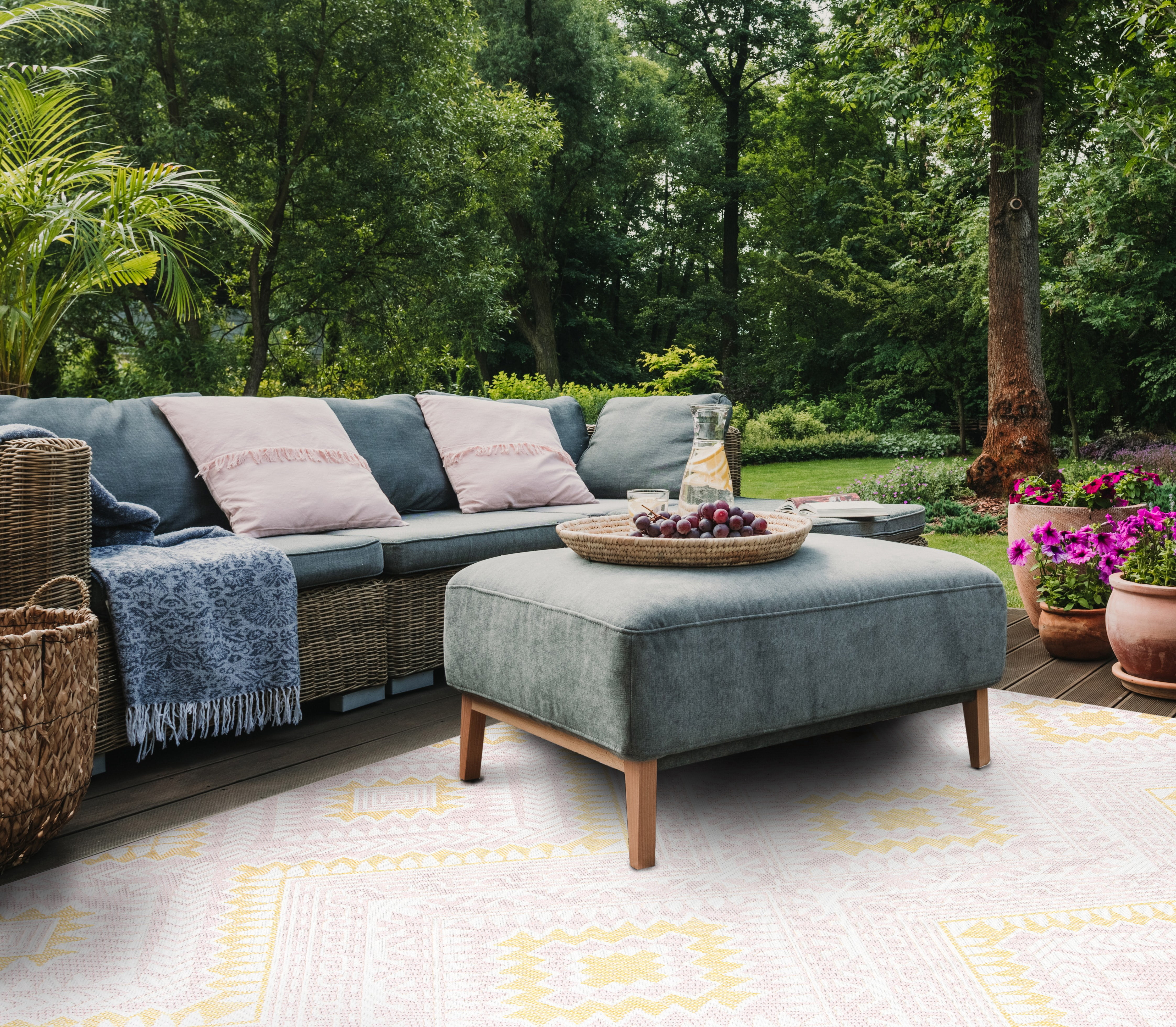 SAFAVIEH Courtyard Mervyn Botanical Indoor/Outdoor Area Rug, Pink/Gold, 6'7" x 6'7" Square