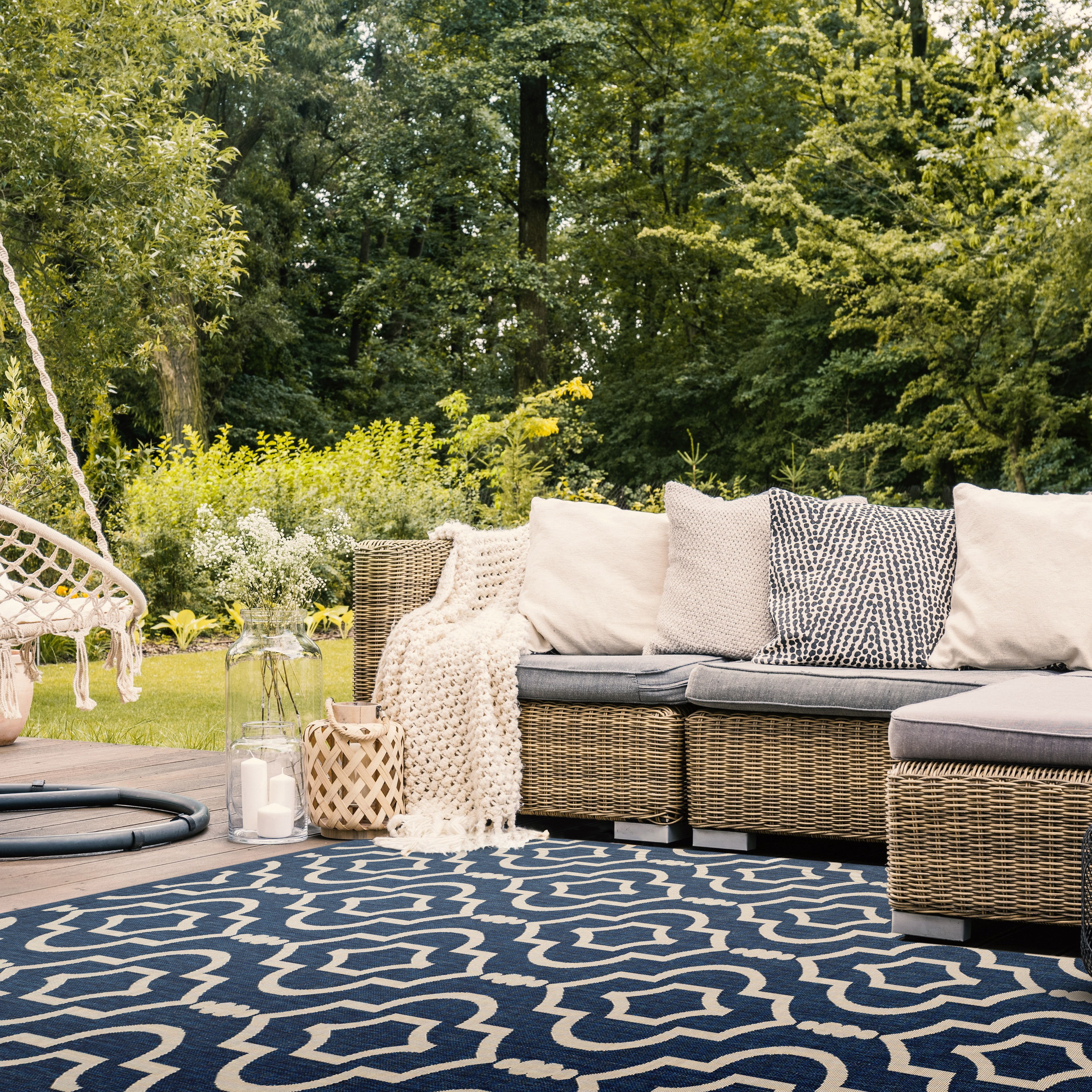 Safavieh Courtyard Lavern Geometric Indoor/Outdoor Area Rug, Navy/Beige, 6'7" x 9'6"
