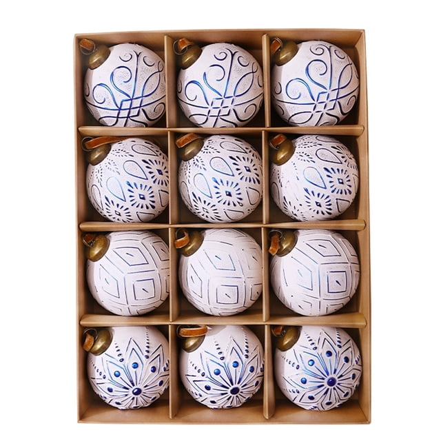 cllc 12 adornos navideños rústicos vintage de 3 pulgadas - juego de adornos navideños grandes, irrompibles y neutros, decoración navideña de granja para árbol de navidad, fiesta en casa (e) set de 12 bolas de plástico de 8 cm con acabado envejecido blanco y detalles azules, diseños tallados y texturizados, cubierta metálica y cordón para colgar, presentadas en caja con compartimentos vista cenital; también suelen usarse para decorar coronas o guirnaldas.