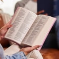 thumbnail image 4 of Biblia HarperCollins NKJV de aspecto cuero azul, letras rojas, 4 of 5
