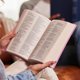 thumbnail image 4 of Biblia HarperCollins NKJV de aspecto cuero azul, letras rojas, 4 of 5