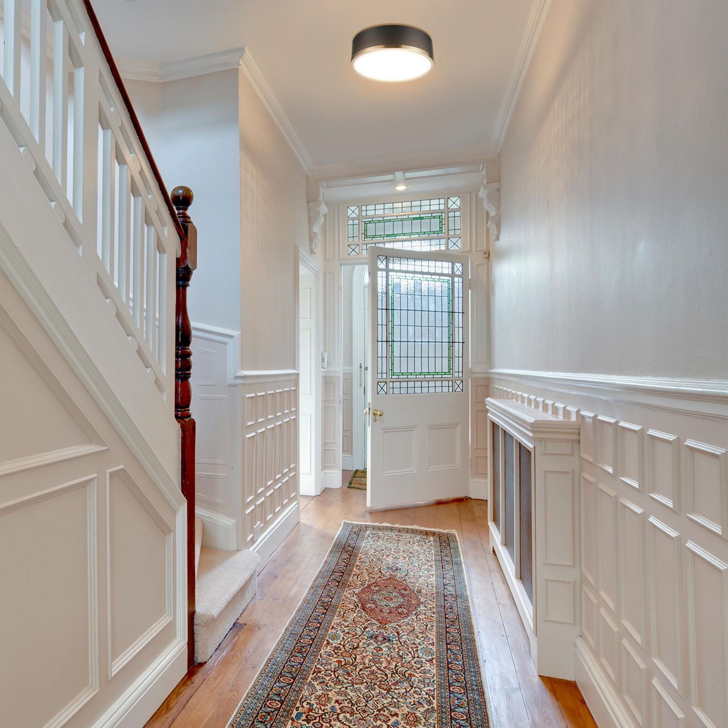 Plafonnier affleurant en métal à 2 ampoules Selina par Globe Electric, noir mat, accent laiton antique, abat-jour en verre givré, 60309