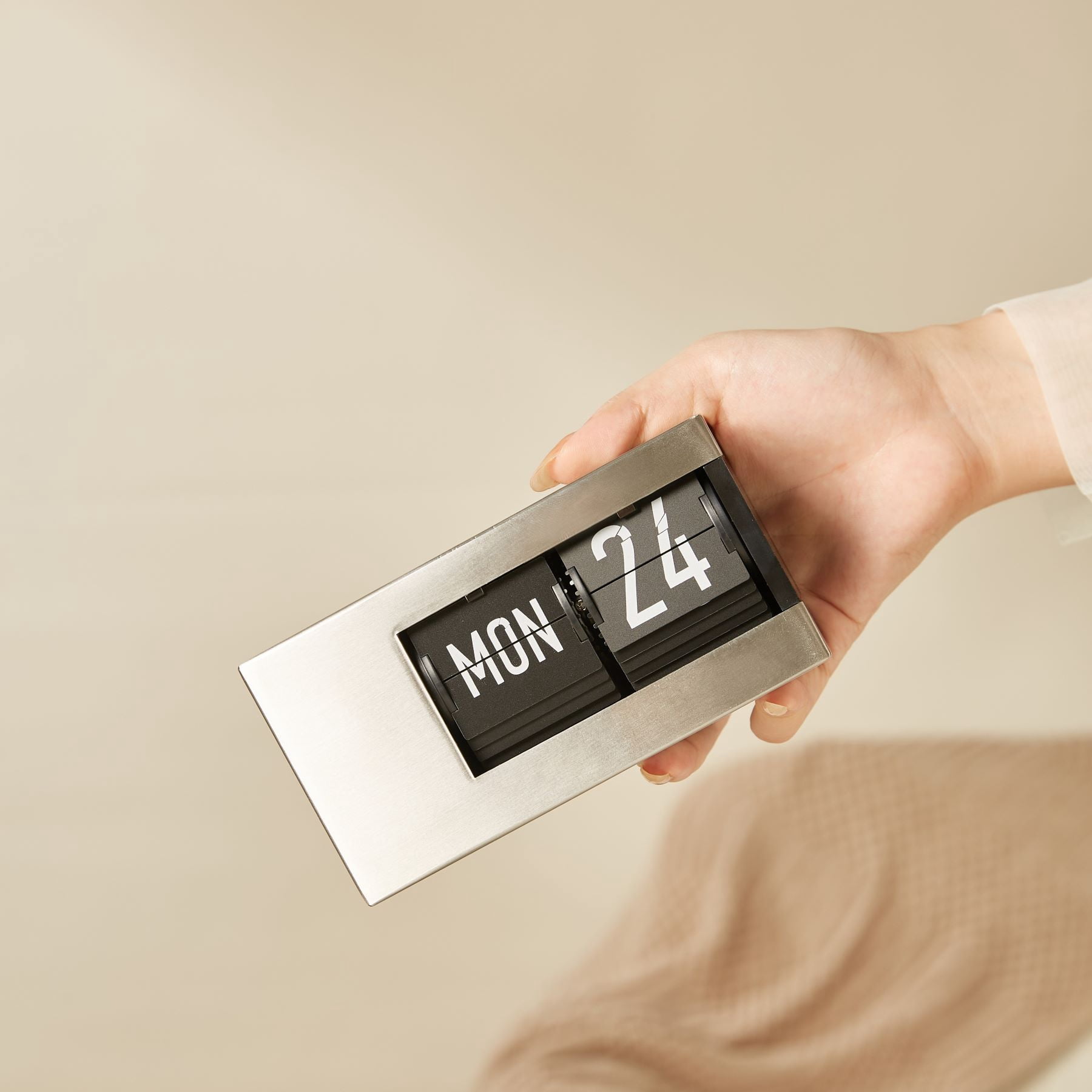 ITIGOITIE  Modern Flip Clock,Desktop decoration,Fashion calendar page turning clock,Silver