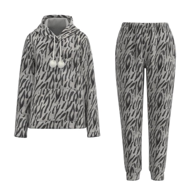 Set de Pijama Secret Treasures para mujer talla CH color gris con diseño de cebra. Incluye sudadera de manga larga con capucha, cordones con pompones y bolsillo frontal, y pantalón jogger con cintura y tobillos ajustables, ideal para mantener comodidad y calor en otoño e invierno, también adecuado para uso diario en casa.