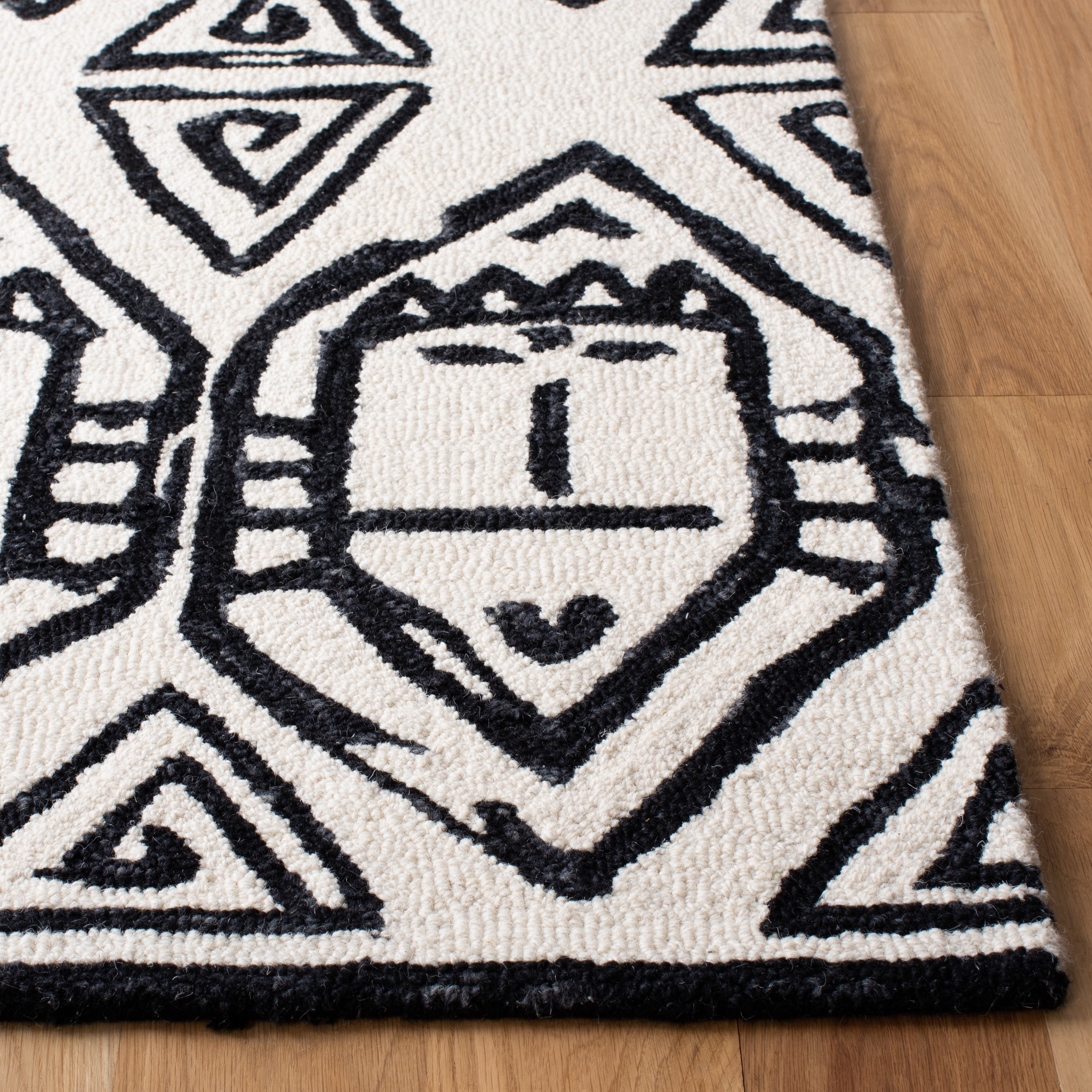 SAFAVIEH Metro Peronel Diamond Area Rug, Black/Ivory, 6' x 6' Square