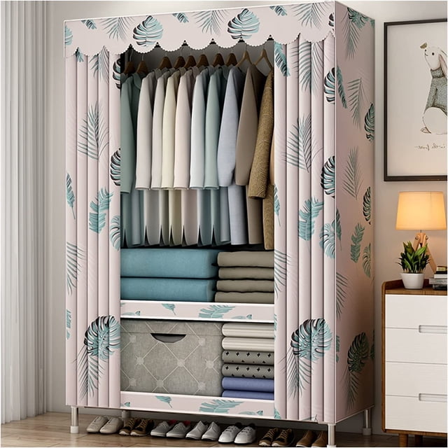 armario portátil armario de almacenamiento tela Oxford 33,4 x 17,7 x 67,7 pulgadas vista frontal con cortinas rosa estampadas de hojas verdes, perchero superior con chaquetas y camisas colgadas, estantes con ropa doblada, dos cajones en la parte inferior y base con varios pares de zapatos.