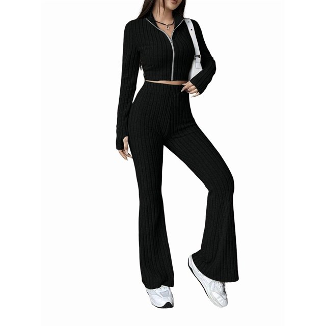 conjunto de dos piezas para mujer, pantalón corto de larga con cremallera y pantalones, chándal sexy y ajustado para estar en casa. negro m frontal de cuerpo entero con top cropped de cremallera visible y pantalón acampanado a cintura alta en tejido 100% poliéster canalé negro; silueta ajustada en torso y caderas, textura acanalada y perneras largas; apto como ropa para estar en casa o conjunto lounge.