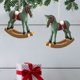 thumbnail image 4 of Xihbxyly Colgante de Caballo Balancín Navideño Vintage, de Resina, con Detalles Exquisitos, Decoración Festiva, Decoración Nostálgica para El Hogar, Ligero y Práctico, Tamaño 8 X 2 X 6,5 Cm., 4 of 6