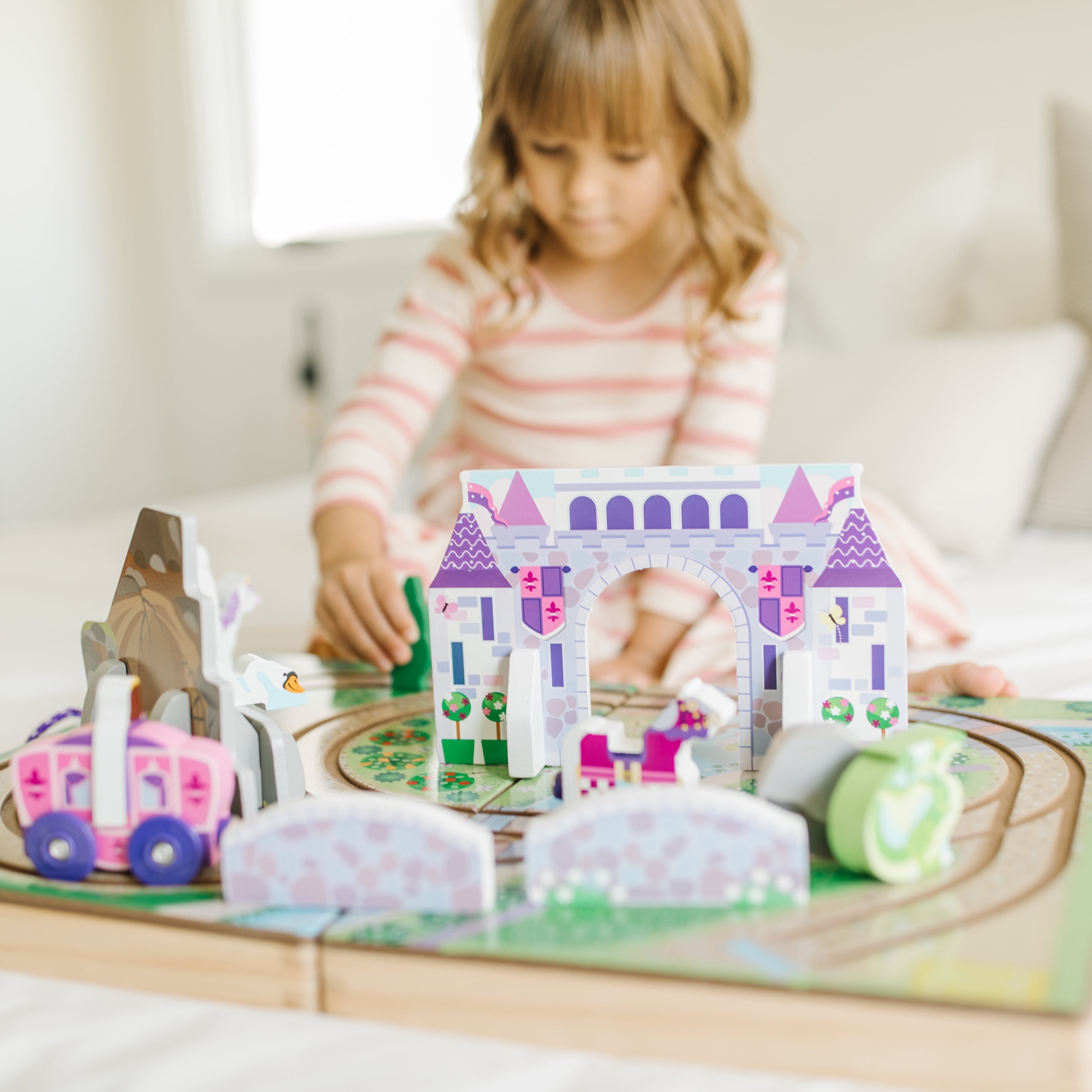 Melissa & Doug 19-Piece Wooden Take-Along Tabletop Kingdom – Wood Play Pieces, Carriage, Horse, Unicorn, Dragon, Model Train Set, Toddler 3+