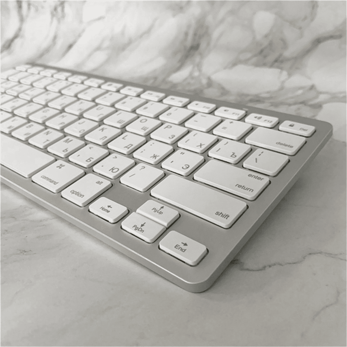 Russian Multifunctional and Practical Small Language Convenient and Easy to Use Wireless Bluetooth Keyboard plastic white&silver,1 x Keyboard