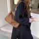 thumbnail image 2 of Guardurnaity Bolso para axilas de mujer, bolso de cuero PU, bolso cruzado, botón cuadrado oculto, accesorio de moda, bolsos de diario de gran capacidad Bolsas de mensajero y de hombro Guardurnaity AP011985-00, 2 of 6