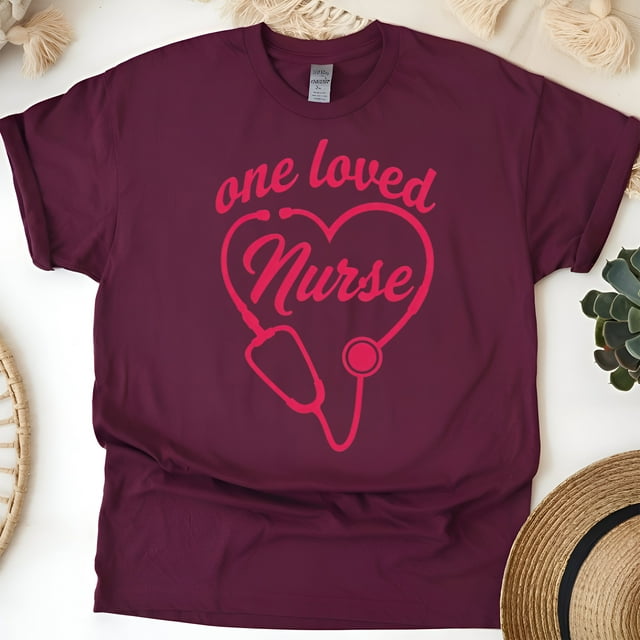 T-Shirt d'Infirmière Aimée pour Femmes, T-Shirt Graphique Cœur avec Stéthoscope, Bordeaux, Taille M