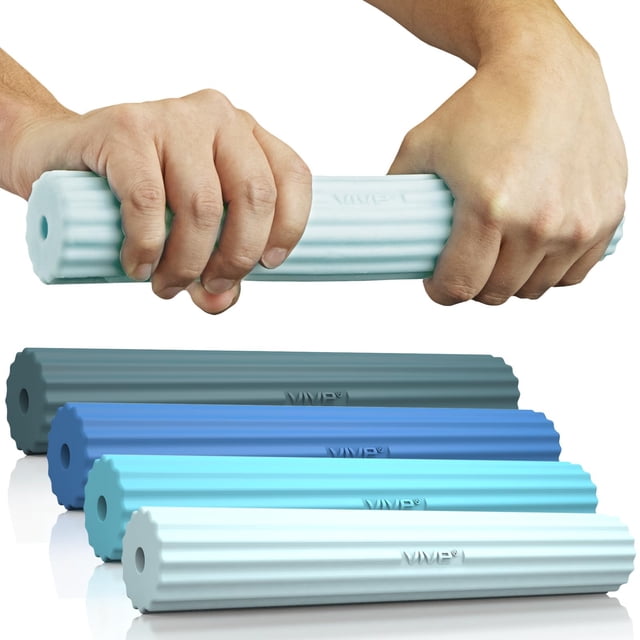 Set de 4 barras de ejercicio Vive Flex Therapy para alivio de codo juego de cuatro barras terapéuticas TPR de 30.5 cm con estrías antideslizantes y cuatro niveles de resistencia; vista frontal de manos torsionando una barra y las otras apiladas sobre fondo blanco, ideal para rehabilitación de muñeca, antebrazo y codo y suficientemente compactas para transporte y uso en casa o clínica.