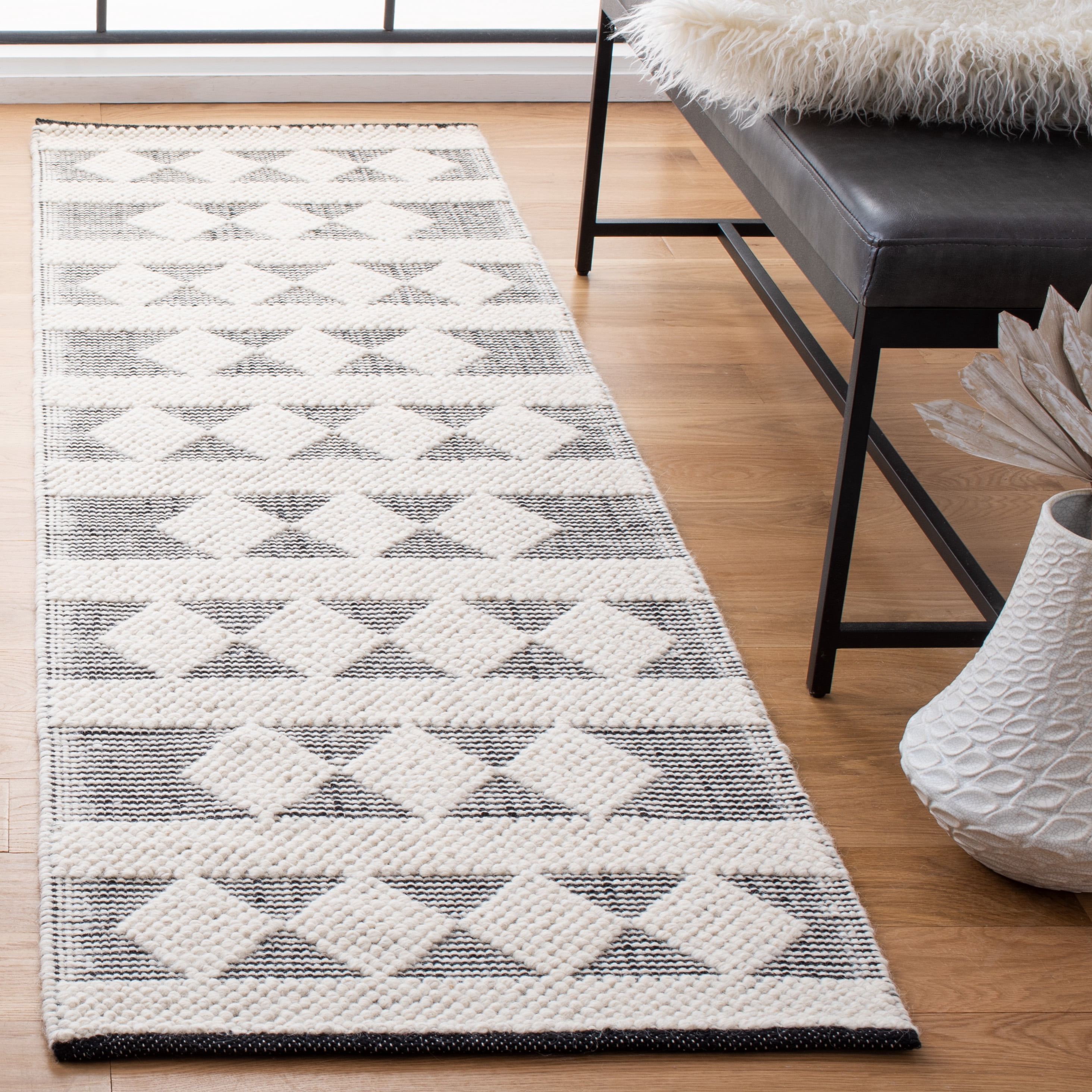 SAFAVIEH Natura Catherin Geometric Runner Rug, Ivory/Black, 2'3" x 8'