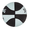 thumbnail image 3 of Balón de Baloncesto Spalding Varsity Negro/Azul Claro para Exteriores 29.5", 3 of 6
