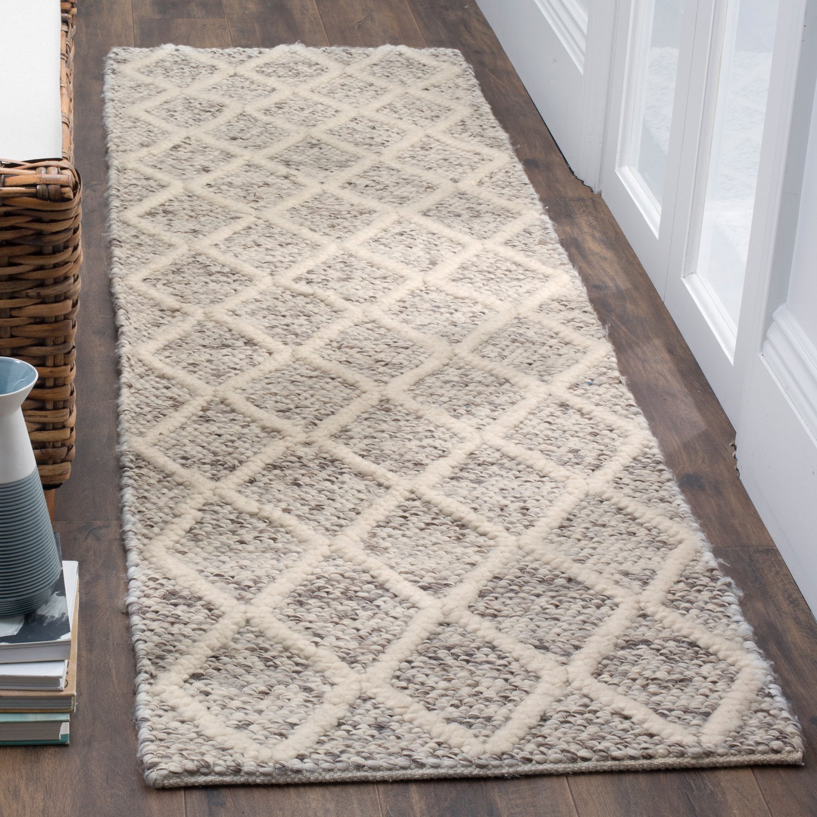 SAFAVIEH Natura Olgica Geometric Diamonds Area Rug, Ivory/Black, 4' x 6'