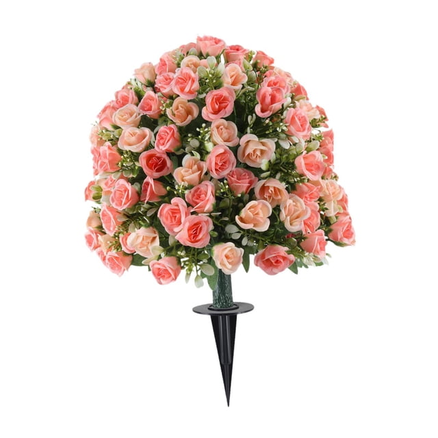 Arbustos de vegetación artificial con estacas decorativas, rosas artificiales para jardín al aire libre.