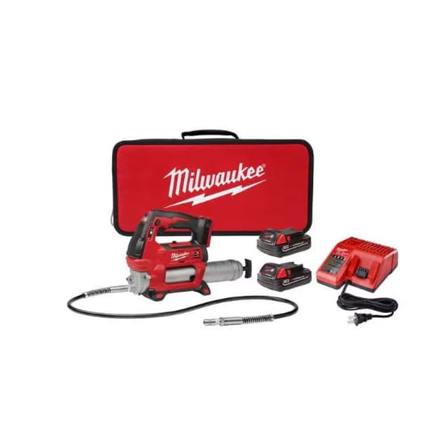pistola engrasadora inalámbrica milwaukee m18 de 2 velocidades, kit 18v Pistola engrasadora con cuerpo rojo y negro y manguera flexible conectada al cañón; incluye dos baterías 18V, cargador rápido y estuche rojo con logo Milwaukee; vista frontal sobre fondo blanco, adecuada para tareas de mantenimiento y lubricación; también suele usarse para lubricar maquinaria en talleres móviles.