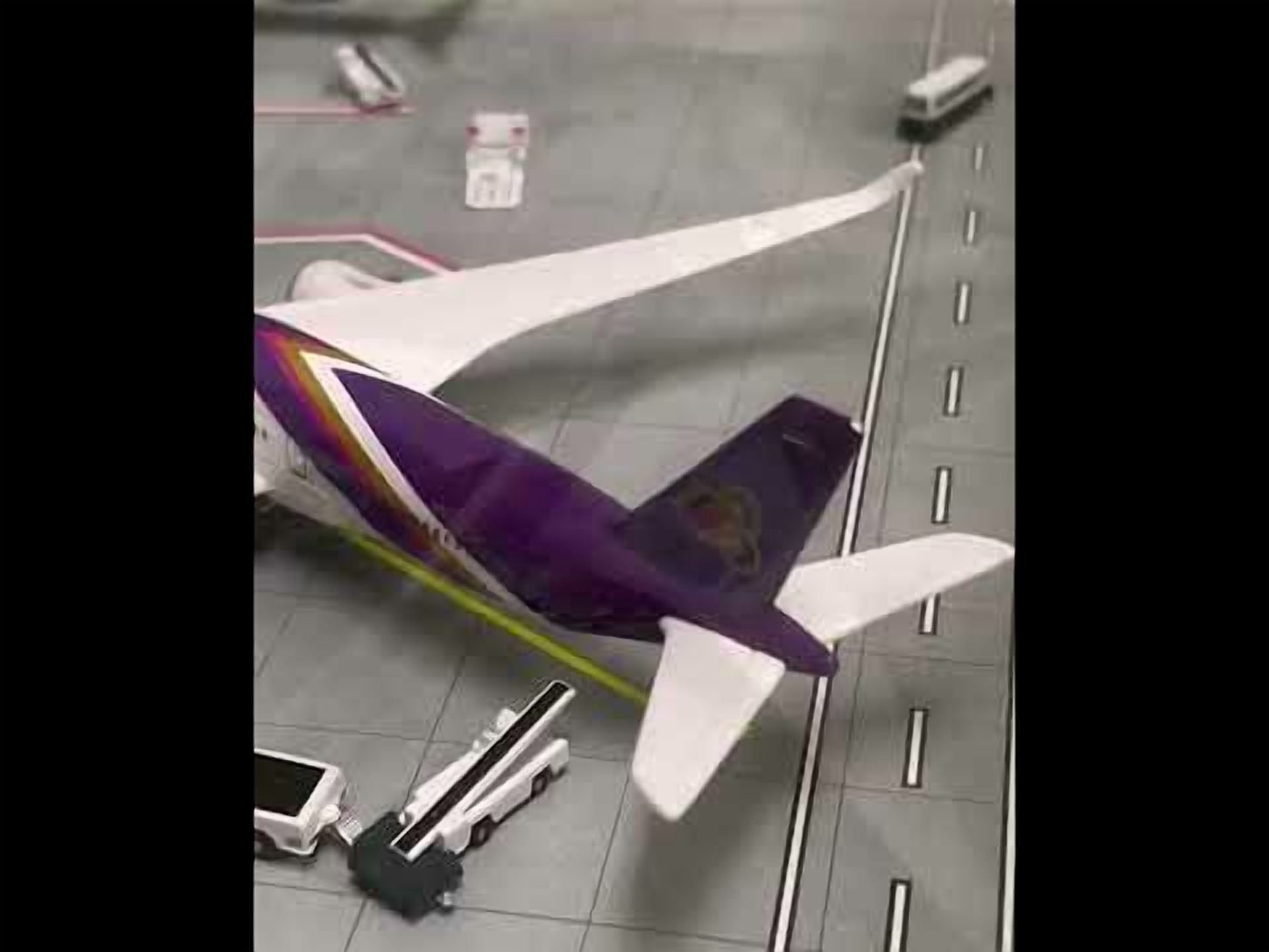 Single Plane Thai Airlines Die Cast Metal Toy Daron 24733