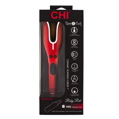 farouk systems, inc. chi spin n curl 1" - rojo rubí rizadora giratoria 1 pulgada en empaque vertical, vista frontal del dispositivo rojo rubí con abertura central para insertar mechones y dos botones frontales visibles, caja negra con logo CHI y texto de funciones en el lateral; adecuada también para crear rizos sueltos u ondas definidas.