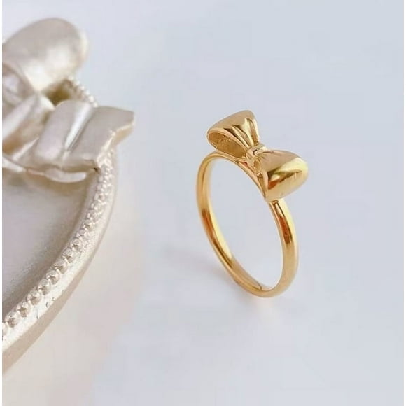 Exquisito anillo de acero de titanio con lazo, anillo de dedo con sensación de comida de alta gama y lujo ligero para mujer