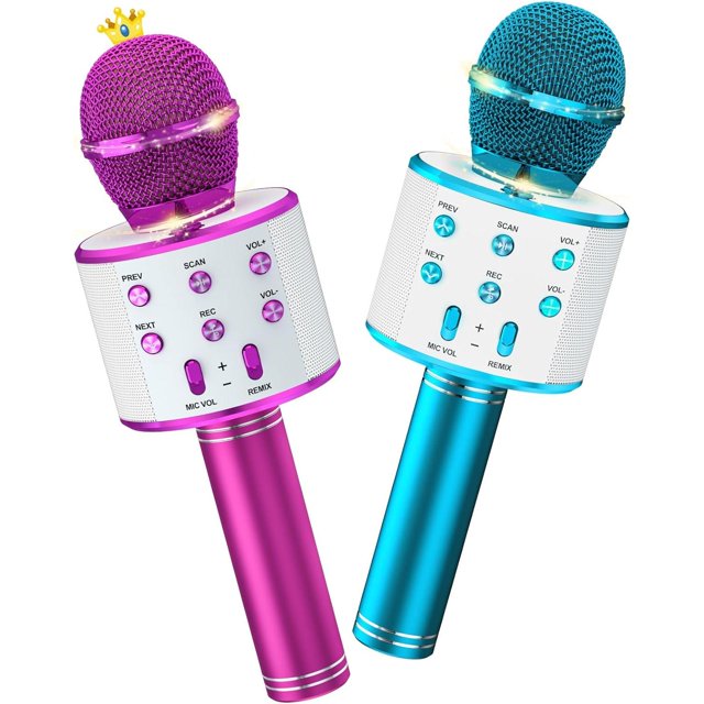 paquete de 2 micrófonos de karaoke para niños, micrófono inalámbrico bluetooth para karaoke, máquina de altavoz con micrófono portátil para cantar dos unidades rosa y azul, vista frontal 3/4; micrófonos de mano con cabezal de malla, cuerpo cilíndrico metálico, panel cuadrado con botones para scan/rec/volumen, altavoz integrado y anillo LED, ideal para karaoke infantil y suele usarse también para grabar voces en videos caseros.