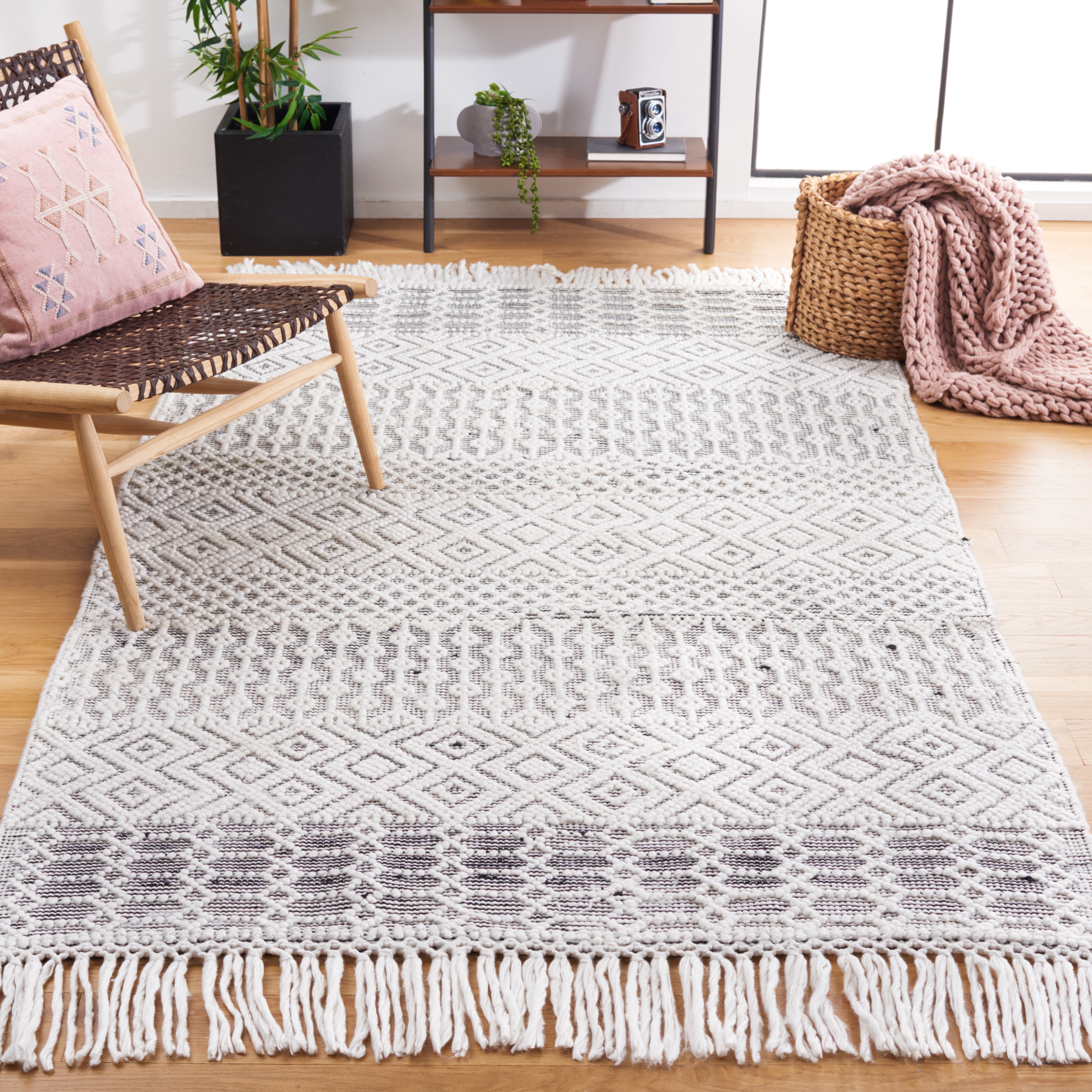 SAFAVIEH Casablanca Braelyn Diamond Area Rug, Black/Ivory, 8' x 10'