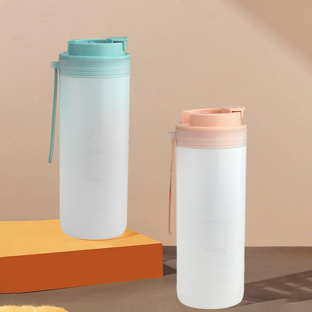 Botella deportiva de gran capacidad con correa y impermeable • 1 copa de plástico para fitness • 32 oz portátil para gimnasio, senderismo y entrenamiento • Azul o rosa