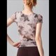 thumbnail image 4 of Blusas Ajustadas de Corta con Frunces y Estampado Floral de Cuello Asimétrico para Mujer Color Castaño L, 4 of 8