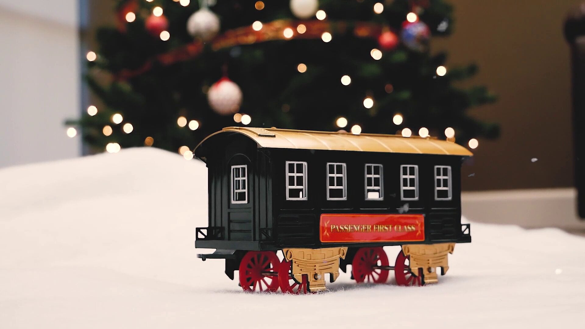Electric Christmas Train Toy Set Car Railway Tracks Steam Locomotive Engine Diecast Model Educational Game Boy Toys for Children