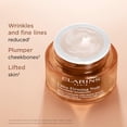 thumbnail image 2 of Crema Hidratante Nocturna Extra-Firme de Clarins Recargable para Piel Seca, 2 of 9