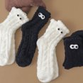 thumbnail image 4 of 2 pares de calcetines divertidos y esponjosos con ojos grandes para mujer, calcetines de dormir cálidos y peludos, calcetines gruesos y acogedores de invierno para descansar y dormir en interiores., 4 of 8