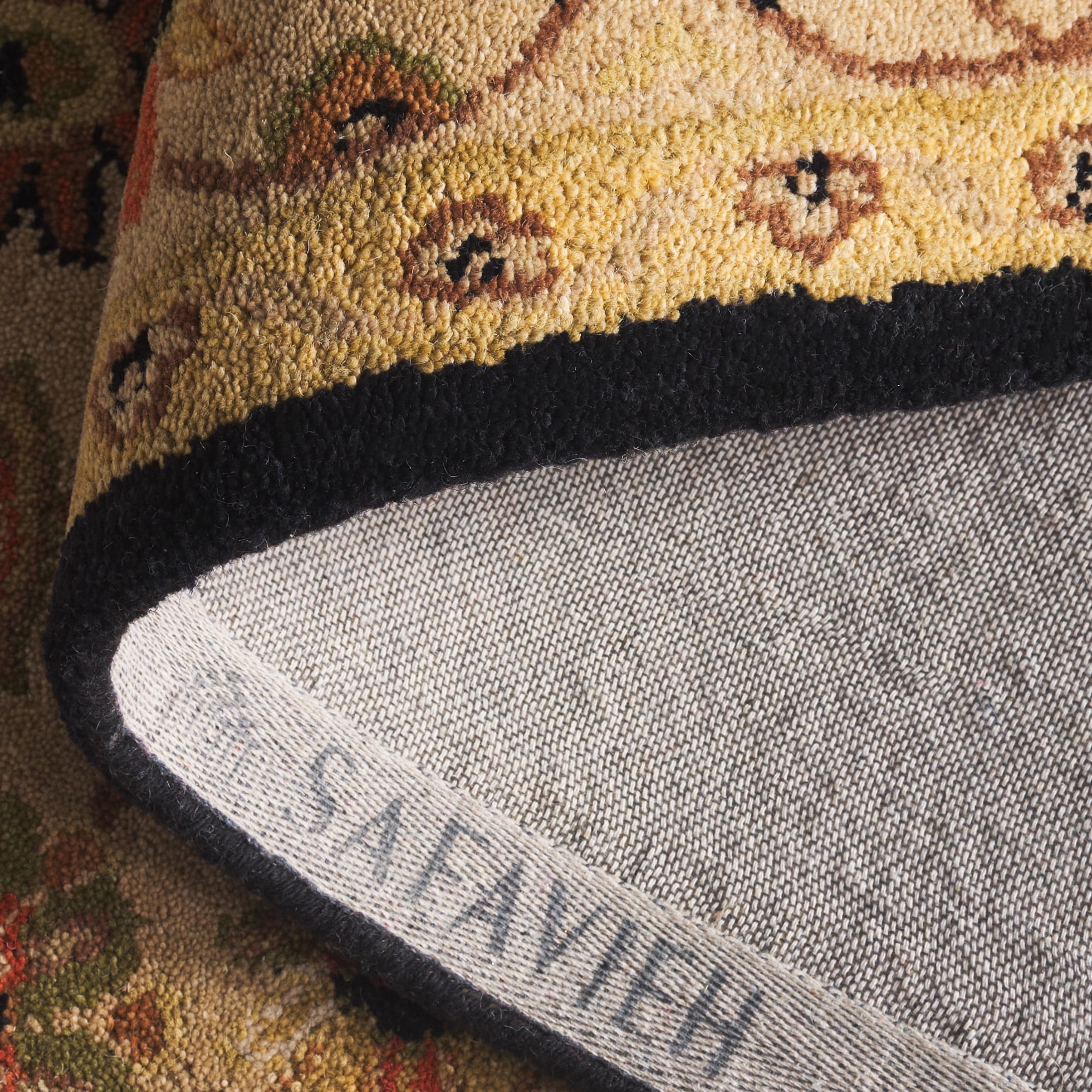 SAFAVIEH Antiquity Beaumont Traditional Wool Area Rug, Black/Ivory, 6' x 6' Round