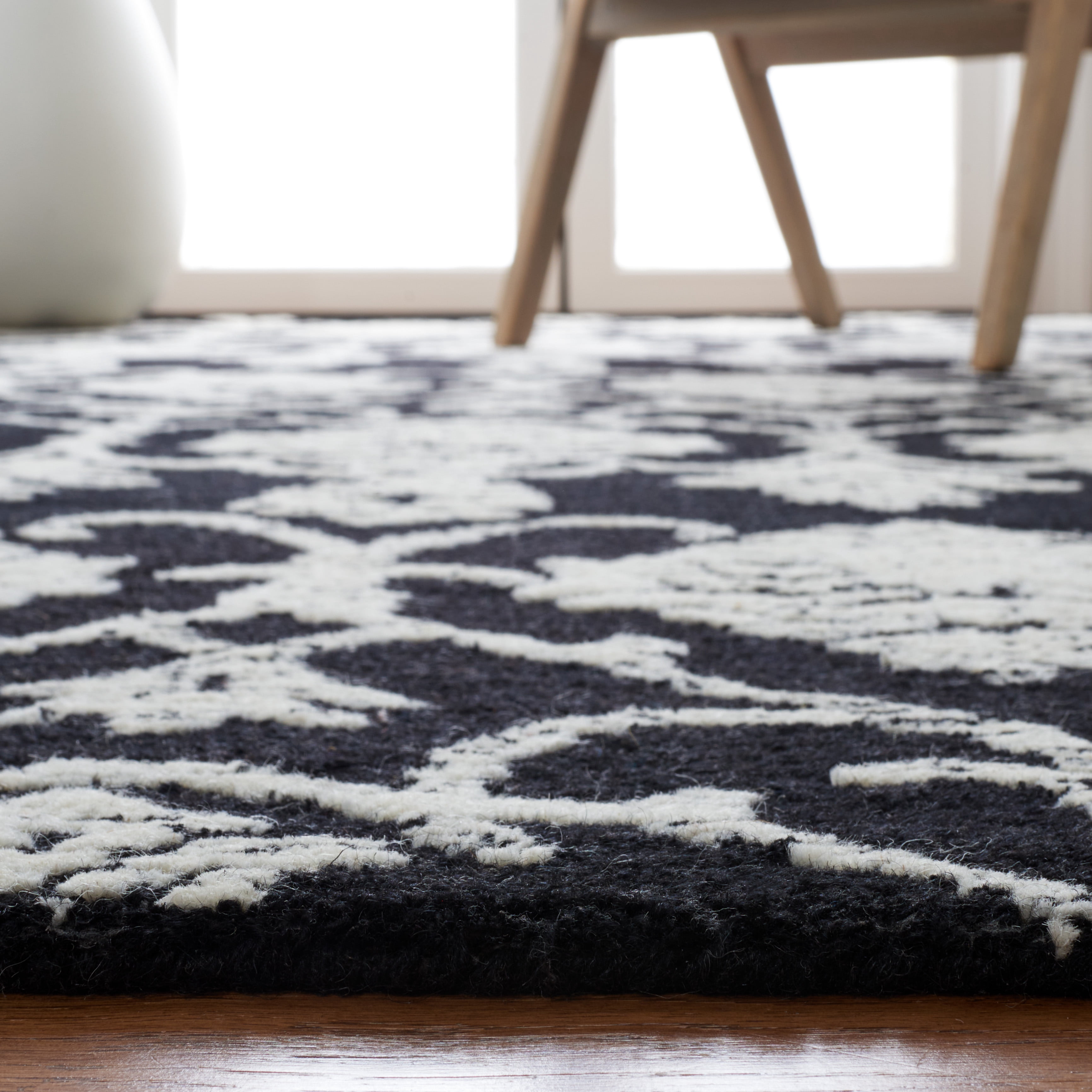SAFAVIEH Metro Sutton Medallion Area Rug, Black/Ivory, 4' x 6'