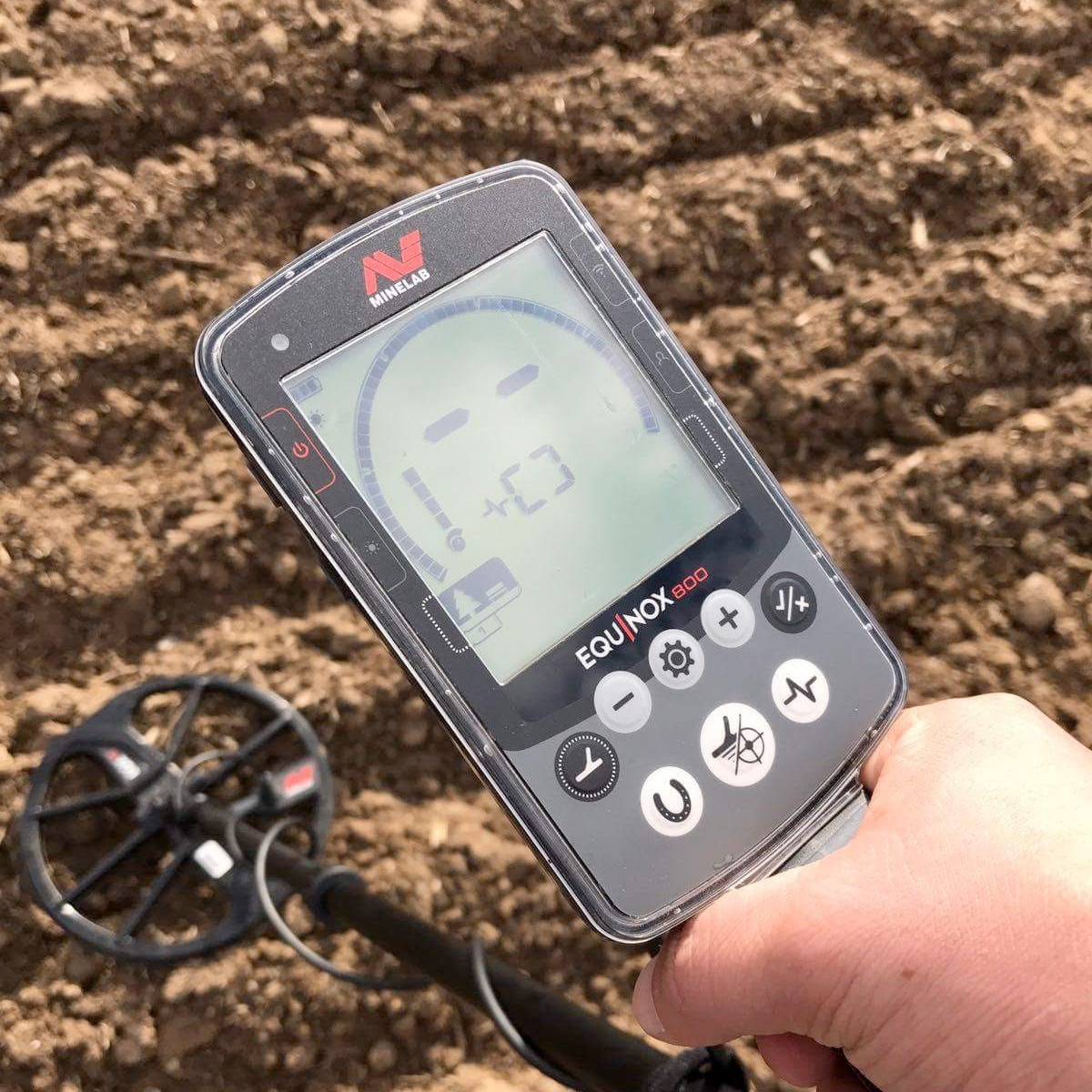Minelab EQUINOX 800 Multi-IQ Metal Detector with Black Padded Carry Bag