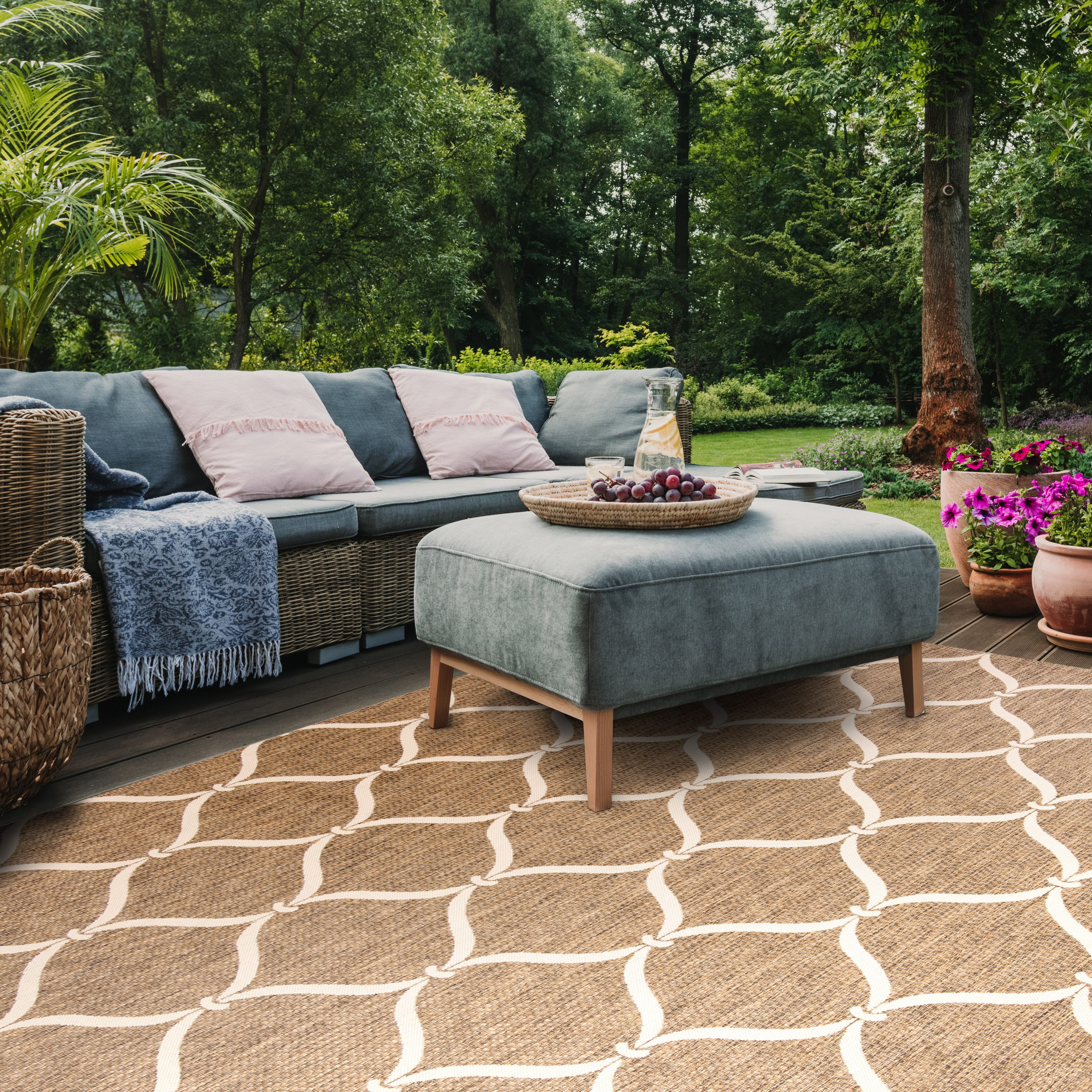 SAFAVIEH Courtyard Linnet Geometric Indoor/Outdoor Area Rug, Brown/Beige, 6'7" x 6'7" Square