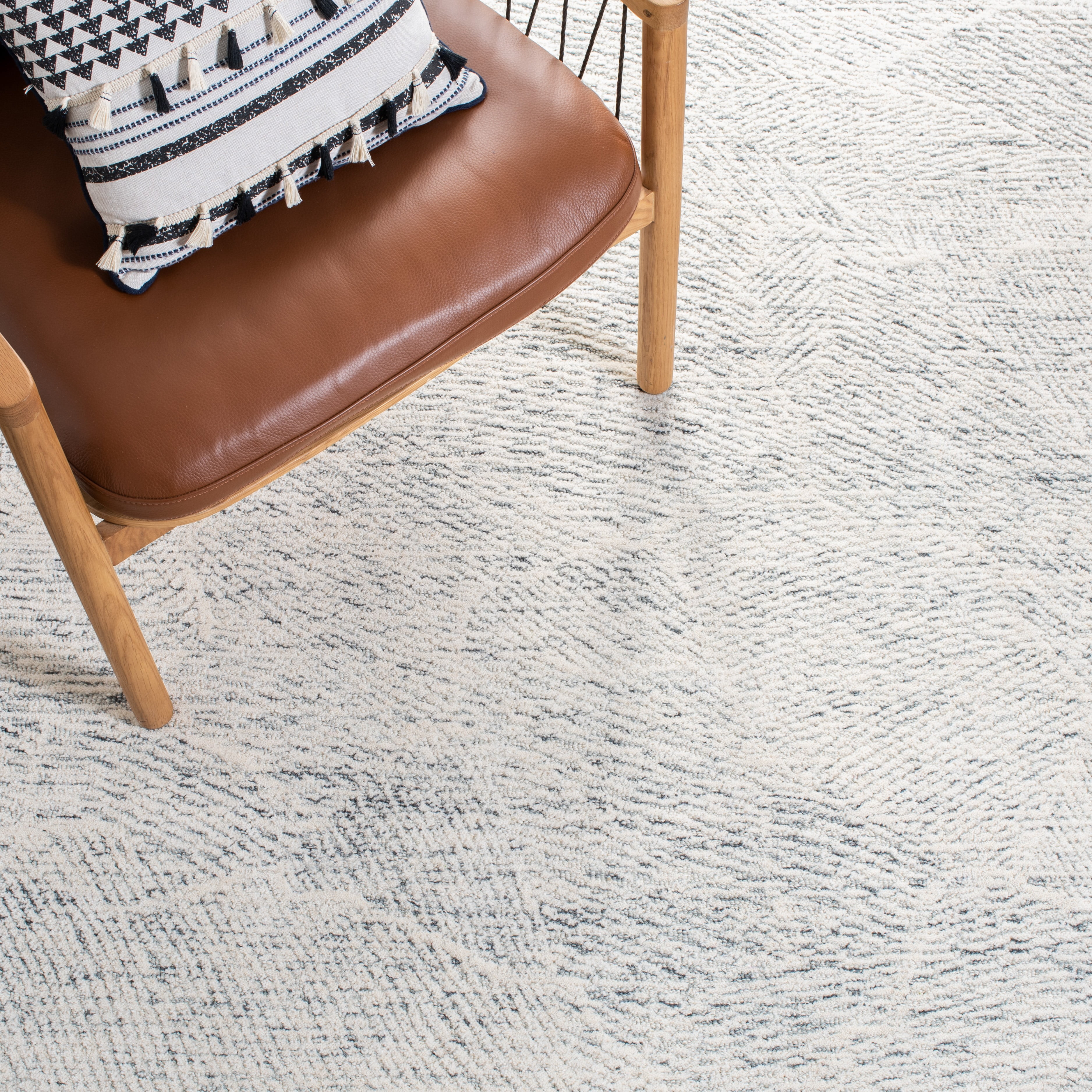 SAFAVIEH Metro Patricia Distressed Area Rug, Dark Grey/Ivory, 6' x 6' Round
