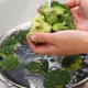 thumbnail image 4 of Cuenco de acero inoxidable para lavar arroz. Colador versátil y escurridor de cocina con desagües laterales para arroz, verduras y fruta, 4 of 6