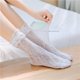 thumbnail image 4 of 4 calcetines tobilleros de encaje con puños con volantes para mujer, blanco, 4 of 4