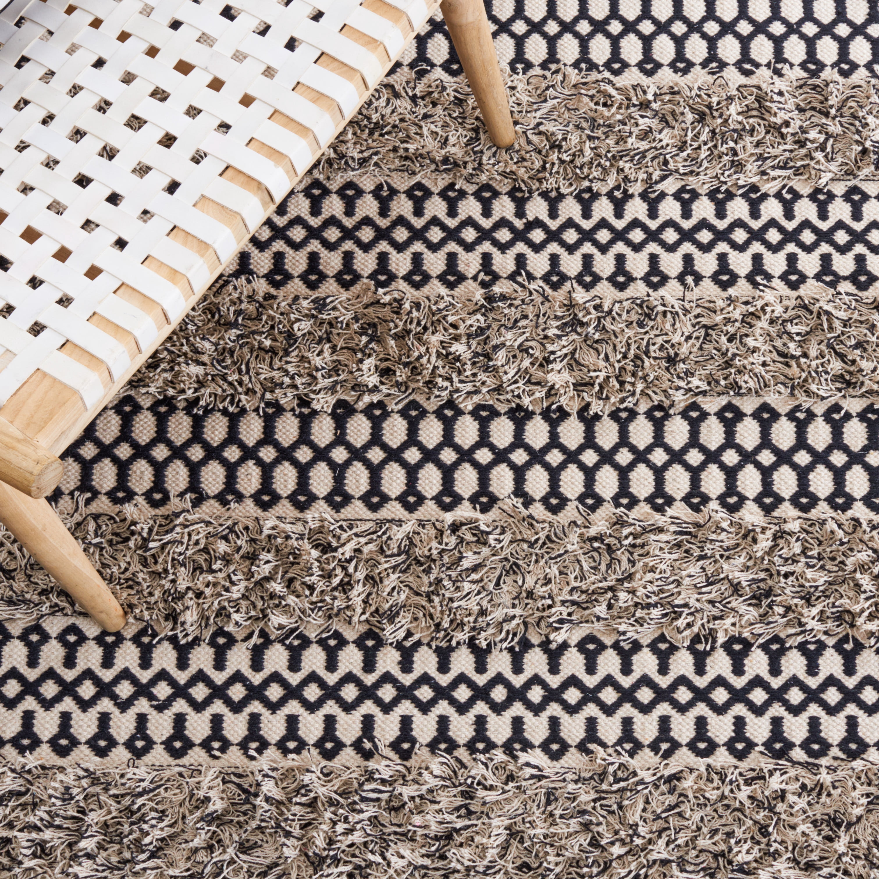 SAFAVIEH Natura Laird Geometric Cotton Area Rug, Black/Ivory, 6' x 6' Round