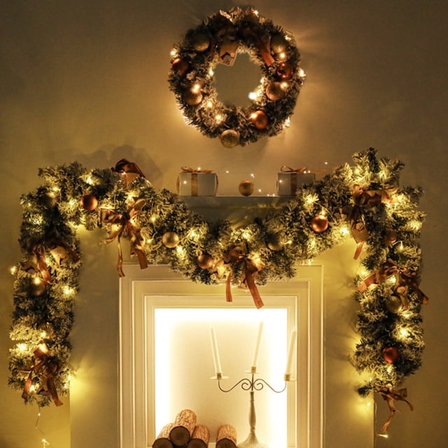 guirnaldas decorativas con luces navideñas, guirnaldas led brillantes, guirnaldas navideñas artificiales, decoración para puertas y ventanas, accesorios de decoración navideña, guirnaldas decorativas Corona y guirnalda artificial multicolor con luces LED cálidas; vista frontal centrada con ramas de PVC efecto nevado, esferas doradas y cobrizadas, lazos y placa tridimensional en la corona (corona aprox. 40x40 cm). Colocadas sobre repisa y alrededor de una chimenea en interior, aptas para puertas, ventanas, mantel o fiestas navideñas.