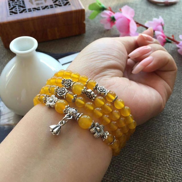 Various styles of 108-bead chalcedony bracelets, sweater chains, pendants, agate and chalcedony beaded necklaces for men and women.