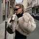 thumbnail image 3 of Chaqueta de piel sintética recortada Gardient de marca de lujo de la Semana de la moda callejera icónica para mujer invierno 2024 chaqueta de piel corta esponjosa para chicas frescas y calientes, 3 of 4