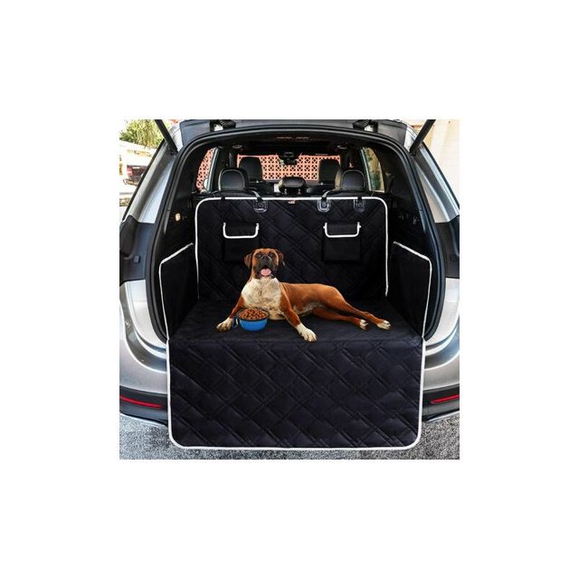 protector de maletero de coche para perros con protección lateral universal - alfombrilla 185 x 103 cm instalada en maletero SUV, vista frontal mostrando cubierta acolchada negra Oxford 600D con costuras en rombo, faldón que protege el parachoques, dos bolsillos grandes y broches en reposacabezas; perro tumbado y cuenco plegable visible; también apta para transportar equipo deportivo ligero.
